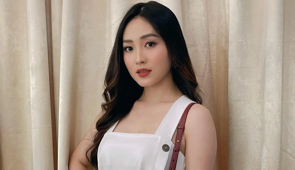 Playsuit yang digunakan oleh Natasaha Wilona satu ini pun terlihat sederhana. Bahkan detailnya yang terdapat pada bagian kancing justru menambah kesan manis bagi Wilo. (Liputan6.com/IG/@natashawilona12)