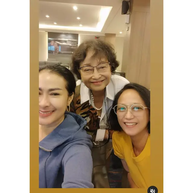 6 Potret Kenangan Iis Dahlia dan Ibu Mertua