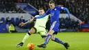  Pemain Leicester City, Jamie Vardy melakukan tembakan ke gawang Manchester City saat dihalangi Nicolas Otamendi pada lanjutan liga Premier Ingggris di Stadion King Power, Rabu (30/12/2015) dini hari WIB.  (Reuters/Darren Staples)