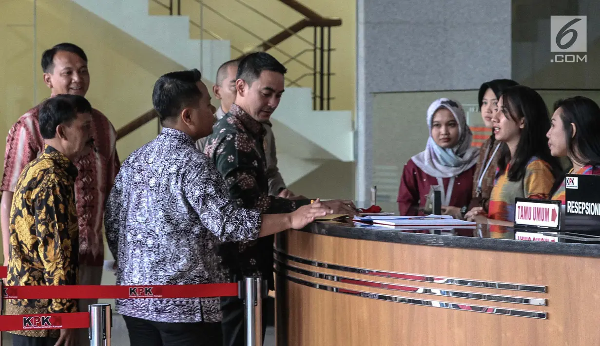 Gubernur Jambi, Zumi Zola mengisi buku tamu setibanya di Gedung KPK, Jakarta, Jumat (5/1). Zumi Zola diperiksa sebagai saksi untuk tersangka Asisten Daerah III Provinsi Jambi Saipudin terkait rancangan APBD Tahun Anggaran 2018 (Liputan6.com/Faizal Fanani)