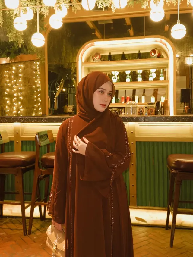 Inspirasi Model Gamis ala Khansa Mariska Istri Gus Azmi, Tampil Syar'i tapi Tetap Kekinian
