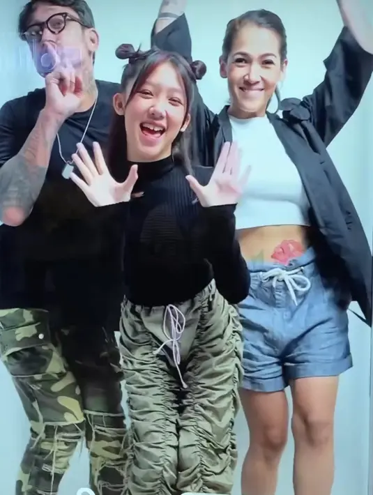 Mensupport karir sang anak, Mieke tampil awet mudah dengan crop top putih sebagai inner dipadukan blazer hitam dan celana pendeknya. Credit: Instagram  (@mieke_amalia)