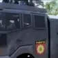 Kehadiran mobil water canon Polisi disamput warga Tasikmalaya dengan membawa ember dan baskom. 