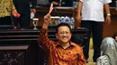 Irman Gusman mengangkat tangan menunjukkan surat suara pemilihan Ketua DPD RI 2014-2019 di Kompleks Parlemen gedung Nusantara V, Jakarta, (Liputan6.com/Helmi Fithriansyah)