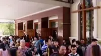 VIDEO: Usai Ibadah Jumat Agung, Ahok Diserbu Jemaat untuk Berfoto
