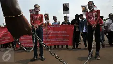 Massa dari Komite Penyelamat Keadilan (KPK) melakukan aksi teaterikal di depan Istana Negara, Jakarta, Selasa (5/1/2016). Mereka menuntut Jokowi untuk mencopot Jaksa Agung HM Prasetyo yang dinilai terlibat kasus bansos Sumut. (Liputan6.com/Johan Tallo) 
