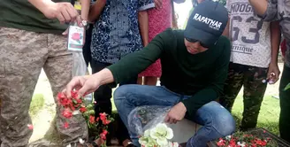 Di hari lebaran ke-3, presenter kondang Raffi Ahmad menyemoatkan waktu untuk bertandang ke makam sahabatnya, Julia Perez dan Olga Syahputra. Raffi pun mengirimkan doa untuk sahabat tersayangnya itu. (Muhamad Altaf Jauhar/Bintang.com)