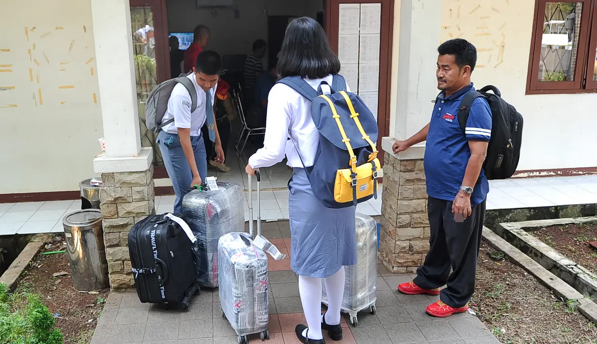 Sejumlah calon Paskibraka saat tiba di PPPON, Cibubur, Jakarta Timur, Selasa (25/7). Peserta Calon Paskibraka 2017 mulai tiba di PPPON untuk registrasi ulang dan ikuti diklat. (Liputan6.com/Yoppy Renato)