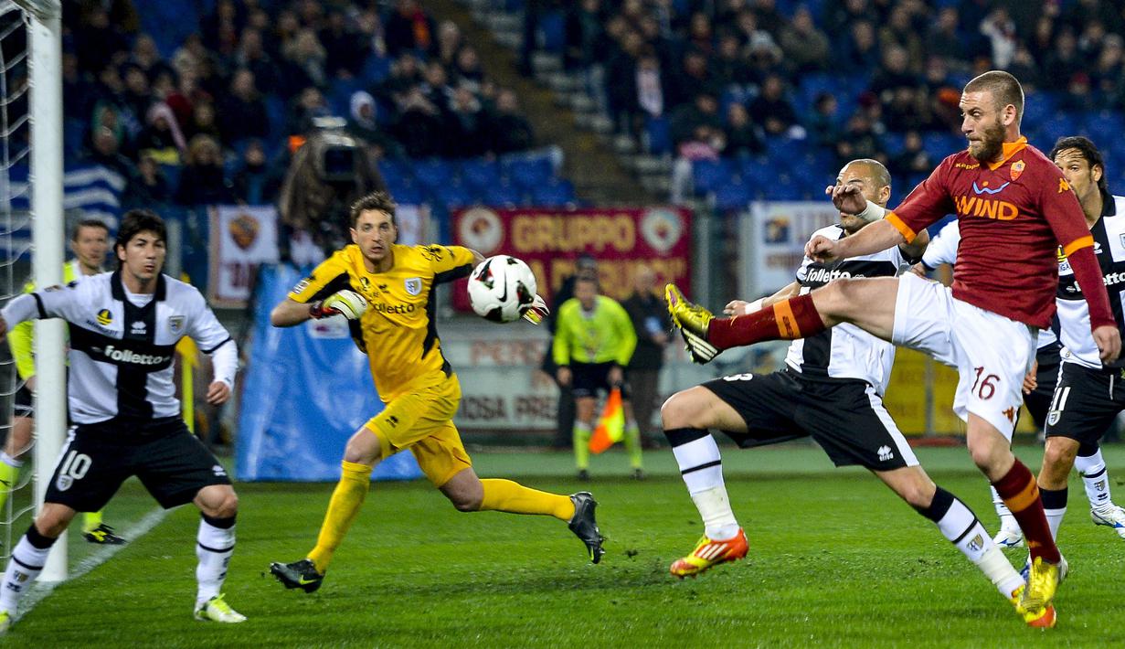 Ternyata alasan De Rossi seperti dikutip dari web site resmi AS Roma pada tahun 2016 adalah bahwa dirinya menggunakan gaya berpakaian itu karena takhayul (agar selalu beruntung di setiap pertandingan) dan beberapa argumen yang berkembang adalah tidak benar. (Foto: AFP/Andreas Solaro)