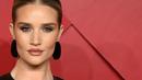 Rosie Huntington-Whiteley berpose saat menghadiri British Fashion Awards di London pada 5 Desember 2022. Rosie Huntington-Whiteley tampak sensasional saat menghadiri acara tersebut. (AFP/DANIEL LEAL)