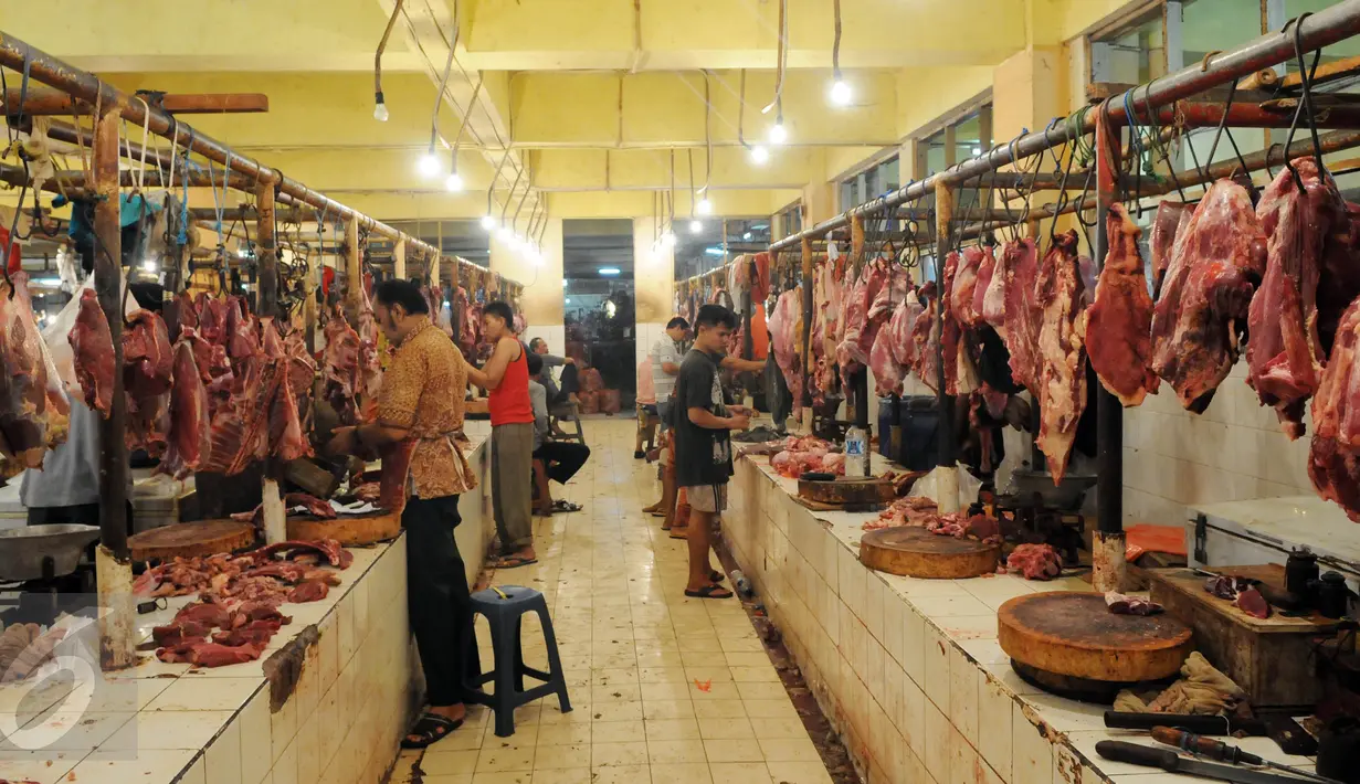 Aktivitas jual beli daging sapi di pasar daging tradisional Palmerah, Jakarta, Senin (4/7). H-2 Idul Fitri 1437 H, harga kebutuhan daging sapi meroket dari Rp 130.000 menjadi 150.000 per kilogram. (Liputan6.com/Helmi Afandi)