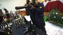 Petugas Bea dan Cukai menunjukan senjata air soft gun ketika gelar barang bukti penegahan barang impor dan ekspor di Tanjung Priok, Jakarta, Selasa (29/4/2014) (Liputan6.com/Faizal Fanani).