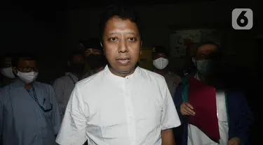 Mantan Ketua Umum PPP Muhammad Romahurmuziy atau Romy keluar dari Rumah Tahanan KPK di Jakarta, Rabu (29/4/2020). Sebelumnya, Romy ditahan terkait suap jual beli jabatan di Kementerian Agama. (merdeka.com/Dwi Narwoko)