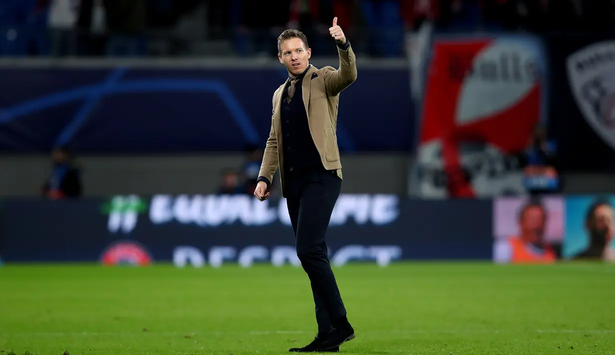 Pelatih RB Leipzig, Julian Nagelsmann memberikan jempol kepada fans usai pertandingan melawan Tottenham Hotspur pada leg kedua babak 16 besar Liga Champions di Red Bull Arena, Jerman (10/3/2020). RB Leipzig menang telak 3-0 atas Tottenham. (AFP/Ronny Hartmann)
