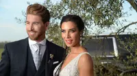 Bek Real Madrid, Sergio Ramos dan istrinya, Pilar Rubio berpose saat tiba untuk resepsi pernikahan mereka di Bollullos de la Mitacion, Sevilla, Spanyol (15/6/2019). (AFP Photo/Cristina Quicler)