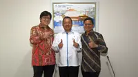 Deputi Bidang Usaha Pertambangan, Industri Strategis dan Media Kementerian BUMN Fajar Harry Sampurna menyerahkan SK pengangkatan Ignatius Tallulembang dan Pahala Mansury menjadi Direktur Pertamina. (Dok Kementerian BUMN)