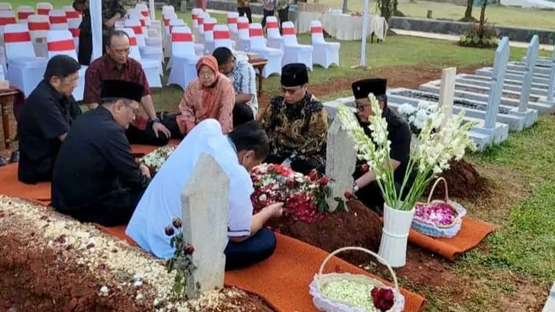 Sekjen PDIP Hasto Kristiyanto bersama sejumlah Ketua DPP PDIP berziarah ke makam Tjahjo Kumolo