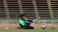 Kiper Timnas Indonesia U-22, Satria Tama, berusaha menangkap bola saat latihan di Stadion National Olympic, Phnom Penh, Sabtu (23/2). Latihan ini persiapan jelang laga semifinal Piala AFF U-22 melawan Vietnam. (Bola.com/Zulfirdaus Harahap)