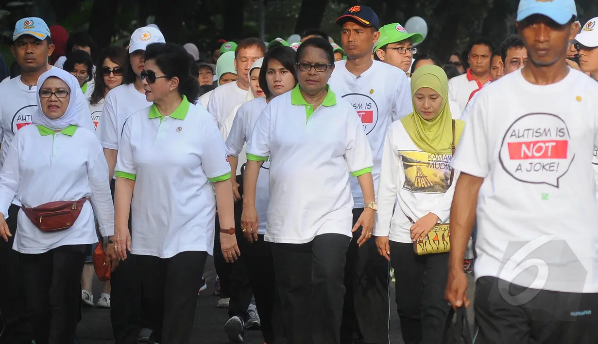 Istri Wakil Presiden Jusuf Kalla (kiri) berjalan bersama para peserta fun walk 2015, Jakarta, Minggu (29/3/2015). acara ini dalam rangka memperingati hari autisme sedunia yang jatuh tanggal 2 april setiap tahunnya. (Liputan6.com/Herman Zakharia)