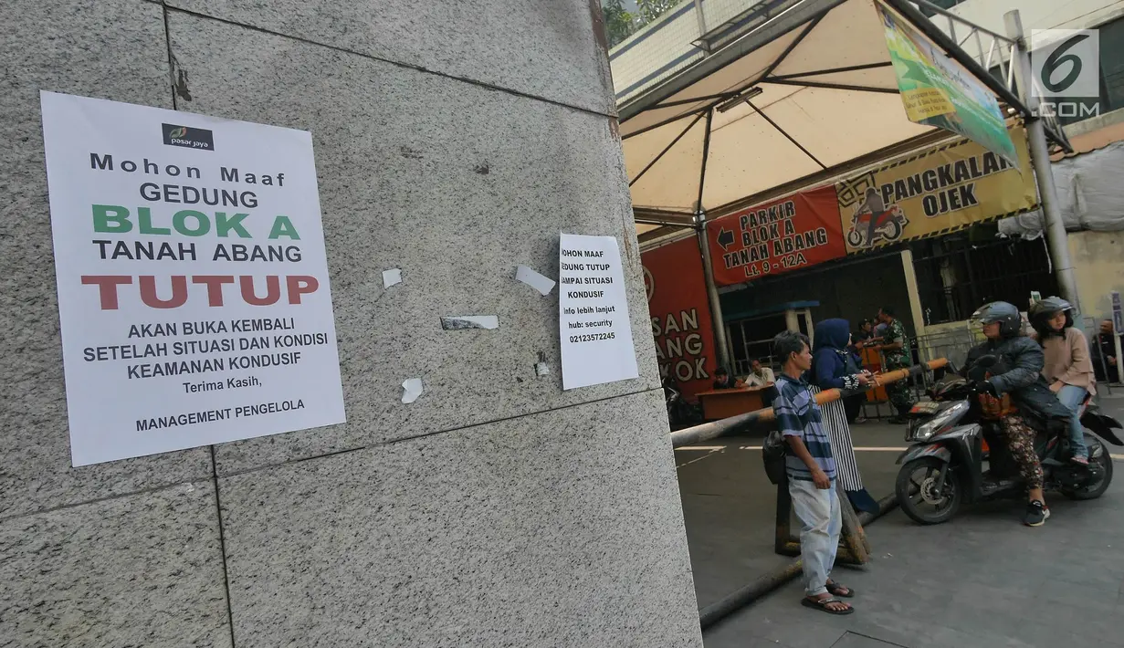 Kertas informasi penutupan tertempel di dinding gedung pasar Blok A Tanah Abang, Jakarta pada Kamis (23/5/2019). Pengelola Pasar Tanah Abang menutup sementara aktivitas perdagangan demi mengantisipasi dampak kericuhan Jakarta dalam beberapa hari ini. (Liputan6.com/Herman Zakharia)