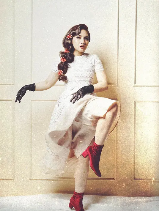 Penampilannya pun tak setengah-setengah. Abby selalu totalitas ketika berbusana gaya vintage. Kalau dilihat-lihat, gaya Abby mirip dengan Marilyn Monroe. (Liputan6.com/IG/@galabbythahira)