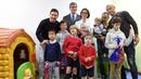 Pemain Barcelona, Lionel Messi (kiri) dan Javier Mascherano (kanan) berpose dengan sejumlah anak saat melakukan kunjungan amal di Rumah Sakit Barcelona, Senin (4/1/2016). (AFP PHOTO / Lluis GENE)