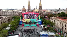 Pemandangan udara menunjukkan instalasi FIFA Fan Fest Guadalajara di Plaza de la Liberacion, Guadalajara, Meksiko, Selasa 9 Juni 2026, menjelang pembukaan turnamen sepak bola Piala Dunia 2026. (Ulises RUIZ/AFP)