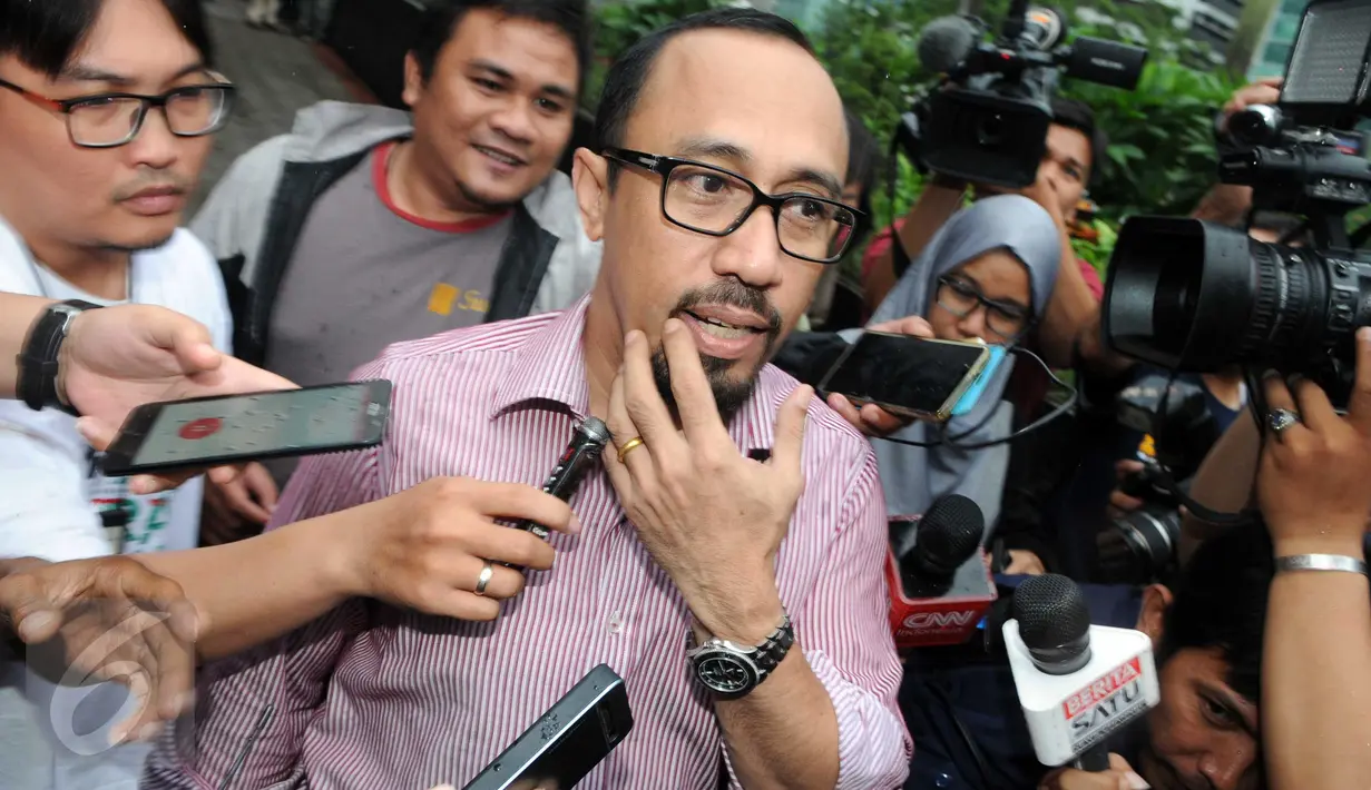 Anggota Komisi V DPR dari Fraksi Partai Amanat Nasional (PAN) Andi Taufan Tiro seusai menjalani pemeriksaan di Gedung KPK, Jakarta, Jumat (12/2). (Liputan6.com/Helmi Afandi)