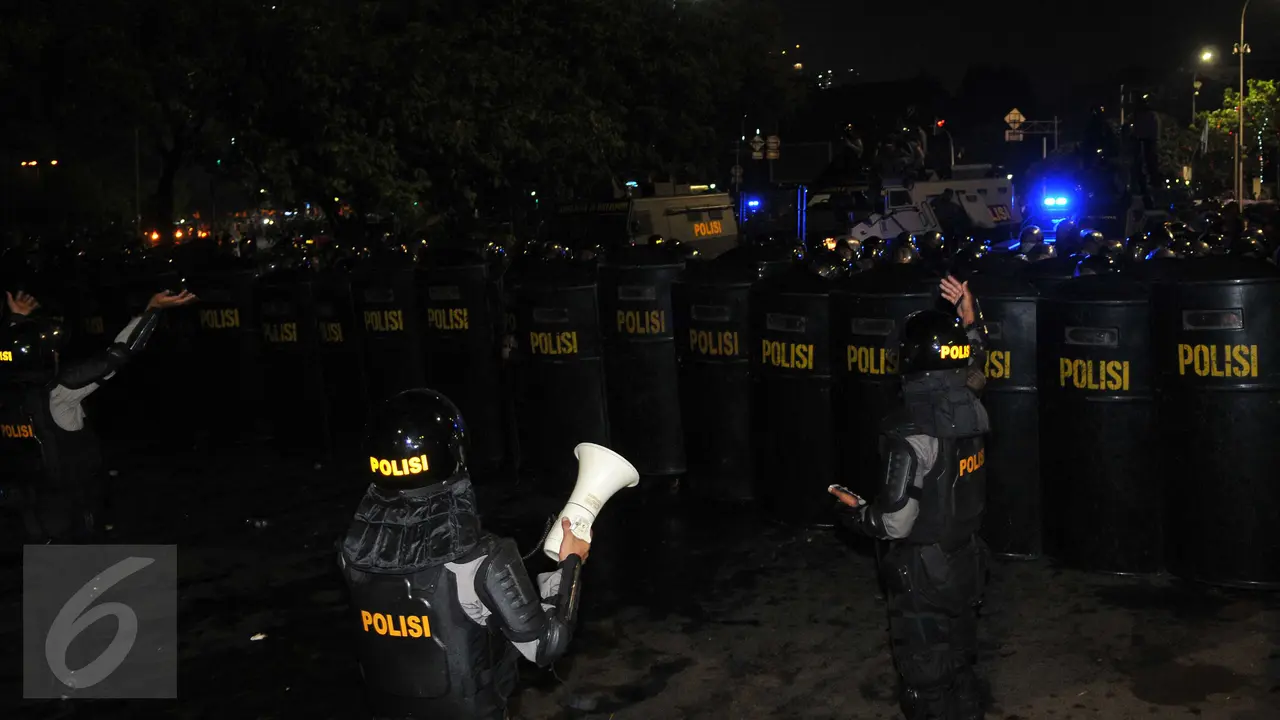 20151029-Demo Tak Kunjung Bubar, Polisi Terpaksa Tembakkan Water Cannon