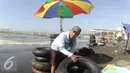 Penyewa ban mengaku meraih omzet yang besar karena banyaknya pengunjung yang datang ke Pantai Alam Indah (PAI), Tegal, Jawa Tengah, Minggu (10/7). (Liputan6.com/Herman Zakharia)