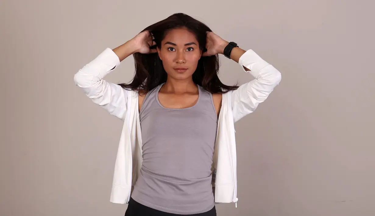 Fisioterapi PBR, Adinda Pricilla (Cia) saat berpose dengan gaya santai, Kamis (10/12/2015). (Bola.com/Nicklas Hanoatubun)