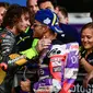 Anak didik Valentino Rossi, Marco Bezzecchi (kiri) usai meraih pole position kualifikasi MotoGP Thailand di Sirkuit Buriram hari Sabtu (01/10/2022). (MANAN VATSYAYANA / AFP)