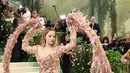 Penampilan memukau Dove Cameron di Met Gala 2024. Ia hadir mengenakan gaun bunga dekonstruksi yang menakjubkan dari Diesel berlengan epik. [Foto: Instagram/stylewithtiffanyblair]