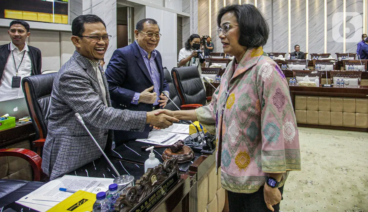 Menteri Keuangan Sri Mulyani  berjabat tangan dengan Wakil Ketua Komisi XI DPR RI Amir Uskara sat tiba untuk mengikuti rapat kerja di Nusantara I, Kompleks Parlemen MPR/DPR-DPD, Senayan, Jakarta, Kamis (8/6/2023). (Liputan6.com/Faizal Fanani)