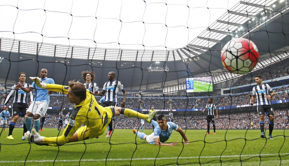  Pemain Manchester City Sergio Aguero mencetak gol pertama ke gawang Newcastle pada lanjutan Liga Premier Inggris di Etihad Stadium, Sabtu (04/10/2015).  Manchester City menang 6-1. Reuters / Andrew Yates 
