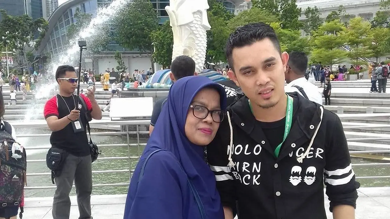 [Bintang] Foto Suami-Istri Ini Lagi Heboh di Medsos, Apanya yang Salah Ya?
