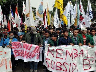 Ratusan mahasiswa dari berbagai universitas melakukan aksi unjuk rasa di depan Istana Negara, Jakarta, Kamis (21/5).  Aksi tersebut menuntut agar Pemerintahan memprioritaskam masyarakat pribumi daripada asing. (Liputan6.com/Johan Tallo)