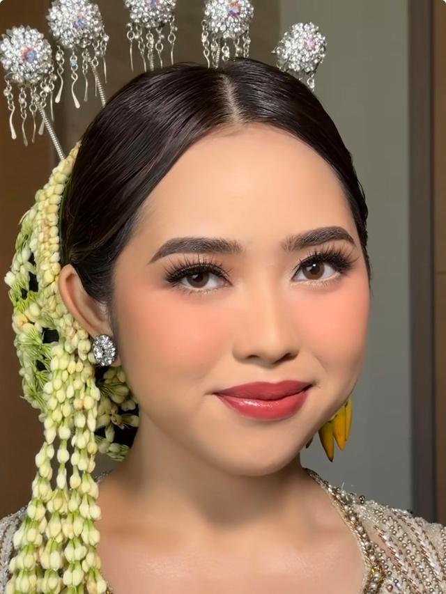 Potret Pernikahan Thalia Putri Semata Wayang Elma Theana. [@bennusorumba]