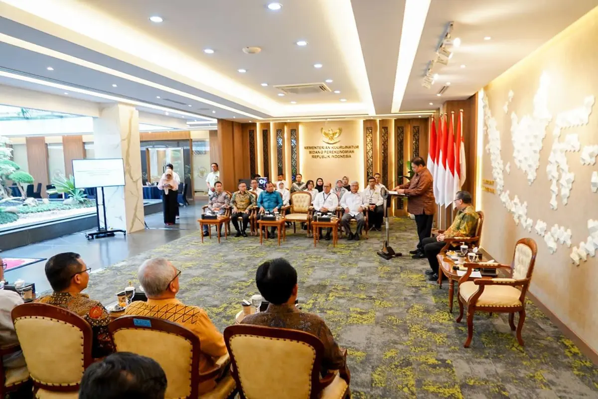 Menteri Koodinator Bidang Perekonomian Airlangga Hartarto di acara entry meeting Pemeriksaan atas Laporan Keuangan Kemenko Perekonomian, serta Laporan Keuangan Bagian Anggaran BUN pada PMO Program Kartu Prakerja Tahun 2023 di Kantor Kemenko Perekonomian.