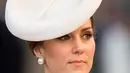 Kate Middleton menghadiri acara 100 tahun dimulainya Pertempuran Passchendaele di monumen Menin Gate, di Ypres, Belgia, Minggu (30/7). Kate Middleton memakai topi besar untuk menyempurnakan penampilannya pada peringatan itu. (AP Photo)