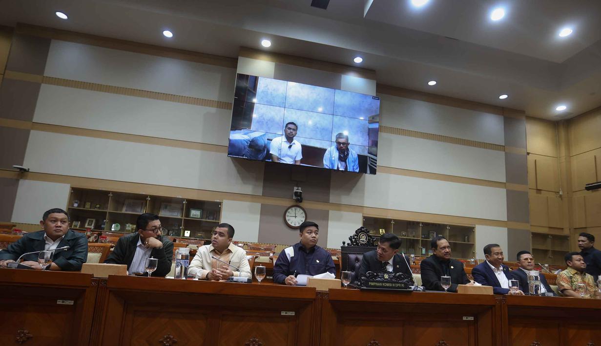 Dalam persidangan, Jaksa Penuntut Umum (JPU) menjerat Amsal Sitepu dengan Pasal 3 juncto Pasal 18 Undang-Undang Nomor 31 Tahun 1999 sebagaimana telah diubah dengan Undang-Undang Nomor 20 Tahun 2001 tentang Pemberantasan Tindak Pidana Korupsi. Tampak dalam foto, Anggota dan Pimpinan Komisi III Dewan Perwakilan Rakyat Republik Indonesia (DPR RI) saat menggelar Rapat Dengar Pendapat Umum (RDPU) terkait kasus videografer Amsal Sitepu yang menjadi terdakwa kasus dugaan korupsi dalam kegiatan pembuatan video profil desa di Ruang Rapat Komisi III DPR RI, Kompleks Parlemen, Senayan, Jakarta, pada Senin (30/3/2026). (Kapanlagi.com/Budy Susanto)