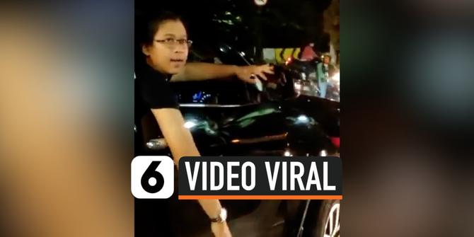 VIDEO: Sehabis Menabrak Sepeda Motor, Pengemudi Fortuner Mengacungkan Senjata