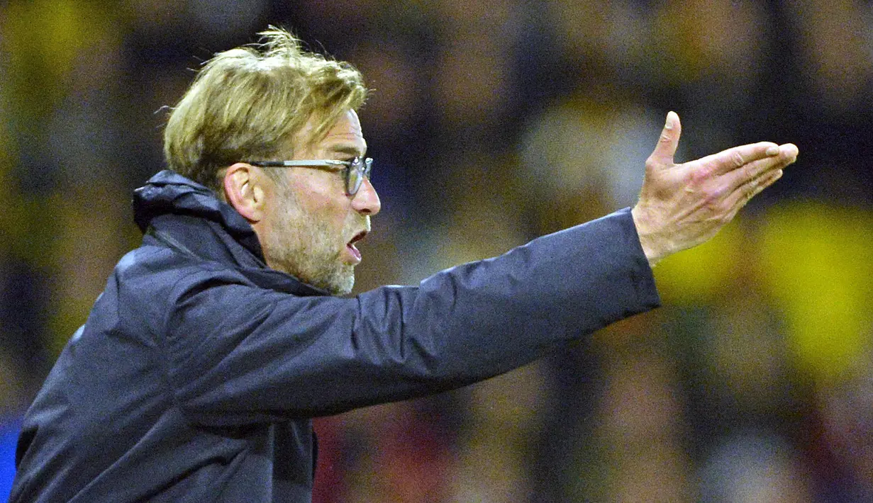 Pelatih Liverpool, Juergen Klopp, memberikan instruksi saat melawan Watford pada laga Premier League di Stadion Vicarage, Watford, Minggu (1/5/2017). Watford kalah 0-1 dari Liverpool. (EPA/Gerry Penny)