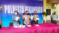 Konferensi pers di Polresta Pekanbaru terkait kasus suami istri mencuri sepeda motor untuk beli sabu. (Liputan6.com/M Syukur)