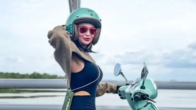 Wika Salim saat riding Vespa di Bali (Instagram/wikasalim)