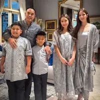 Gaya Selebritis Kenakan Baju Lebaran Nuansa Earth Tone. [@ramadhaniabakrie]