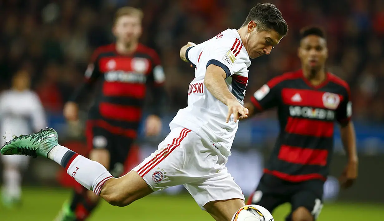 Stiker Bayern Munchen, Robert Lewandowski, berusaha membobol gawang Leverkusen. Baru tiga kali Munchen gagal meraih kemenangan pada ajang Bundesliga musim ini. (Reuters/Wolfgang Rattay)