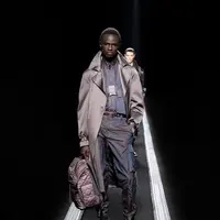 Tidak lagi berjalan, Para model di Dior Men's Fashion Show gunakan conveyor (Foto: Instagram/dior)