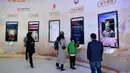 Pengunjung mencoba perangkat pariwisata berbasis cloud di stan Tencent dalam Light of Internet Expo di Konferensi Internet Dunia 2020 di Wuzhen, Zhejiang, China, 22 November 2020. Pameran berfokus pada tren perkembangan internet terbaru dan teknologi mutakhir dunia. (Xinhua/Li Xin)