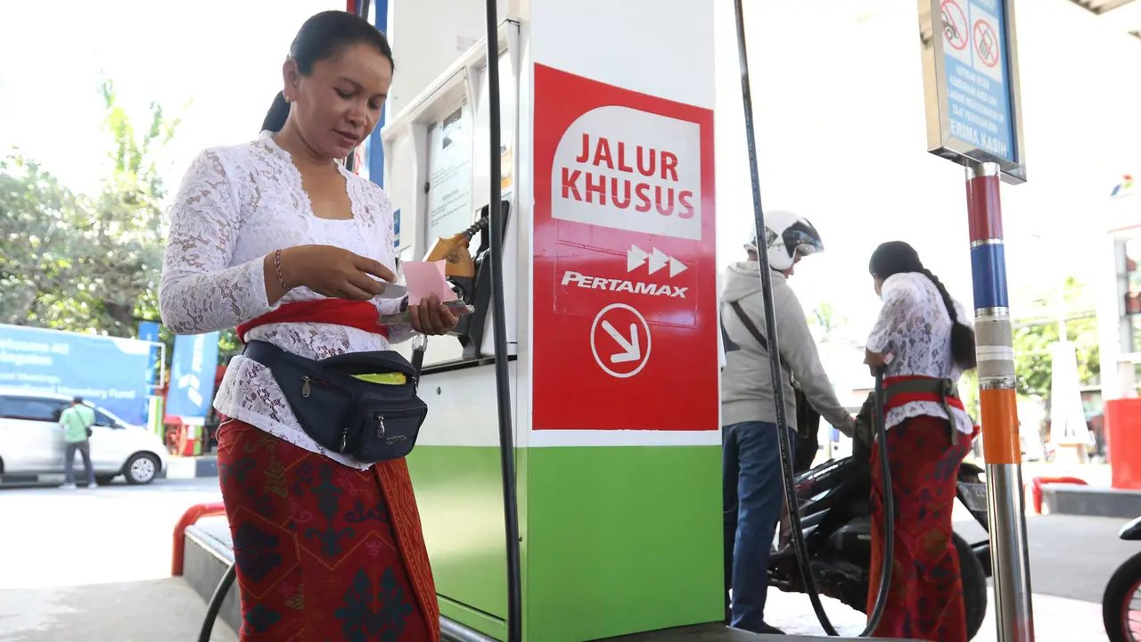 Sambut Pertemuan IMF-Bank Dunia, Petugas SPBU Bali Kenakan Pakaian Adat